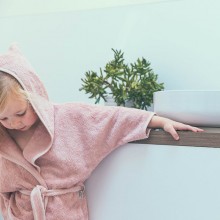 ROUPÃO DE BANHO EM BAMBO ROSA (2 / 4 ANOS)