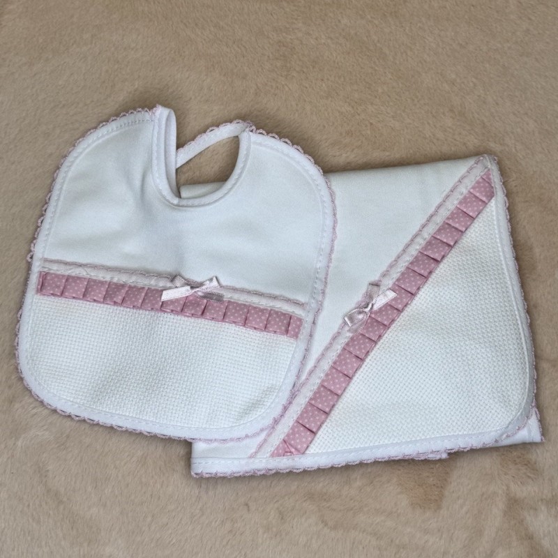 CONJUNTO FRALDA + BABETE LAÇINHO PARA BORDAR ALGODÃO ROSA