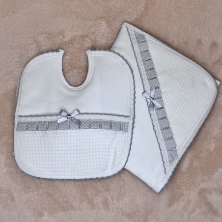 CONJUNTO FRALDA + BABETE LAÇINHO PARA BORDAR ALGODÃO CINZA