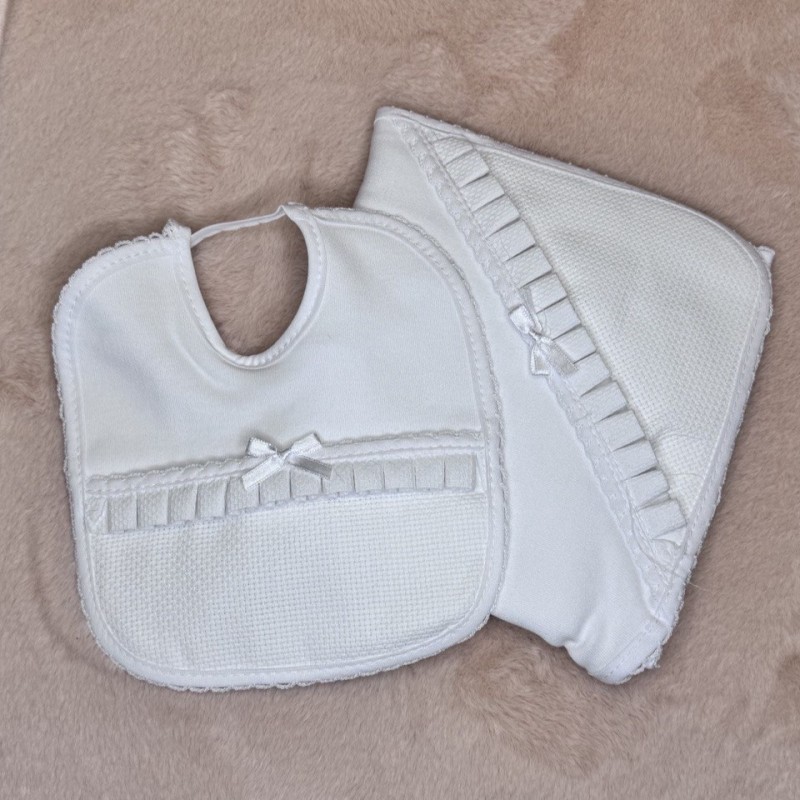 CONJUNTO FRALDA + BABETE LAÇINHO PARA BORDAR ALGODÃO BRANCO