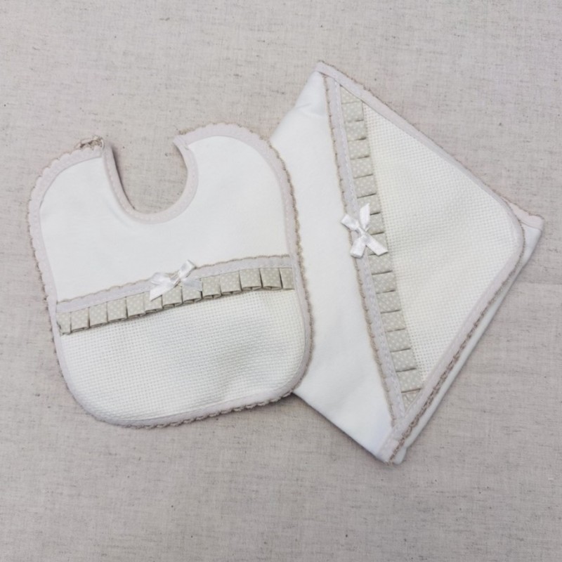 CONJUNTO FRALDA + BABETE LAÇINHO PARA BORDAR ALGODÃO BEJE