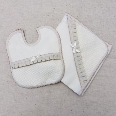 CONJUNTO FRALDA + BABETE LAÇINHO PARA BORDAR ALGODÃO BEJE