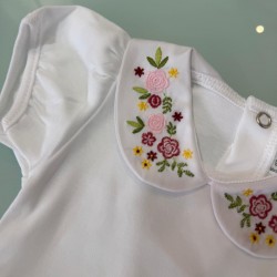 BODY MANGA CURTA GOLA BORDADA MOD1 (1mês)