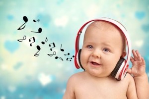 lachendes Baby hrt Musik ber Kopfhrer